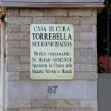 proprio mentre ci accingiamo a superare il cancello in ferro battuto soprendentemente aperto, notiamo sulla destra una targa dorata con su scritto: �Casa di cura Torrebella neuropsichiatria�